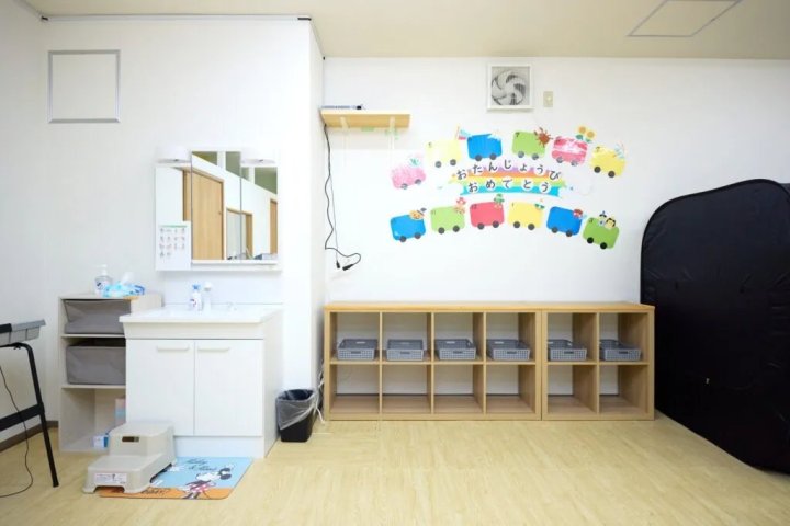 とれいん（兵庫県伊丹市・児童発達支援 放課後等デイサービス）の子ども高さの手洗い場と収納棚。施工：ユウリフォーム
