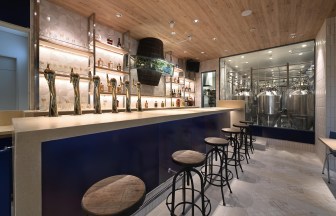 Naha, OkinawaのHELIOS NAHA airport Brewery｜Brew Pubの内装デザイン事例（株式会社コンセプション）
