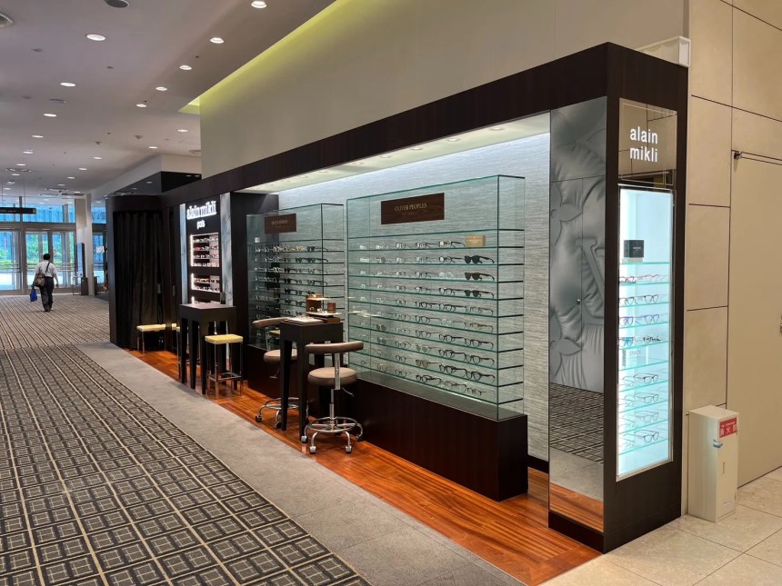 愛知県名古屋のalain mikli 名古屋高島屋店｜物販店の内装デザイン事例（株式会社ツープラスフォーデザイン）