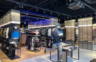 埼玉県深谷市ふかや花園のOakleyふかや花園店｜物販店の内装デザイン事例（株式会社ツープラスフォーデザイン）