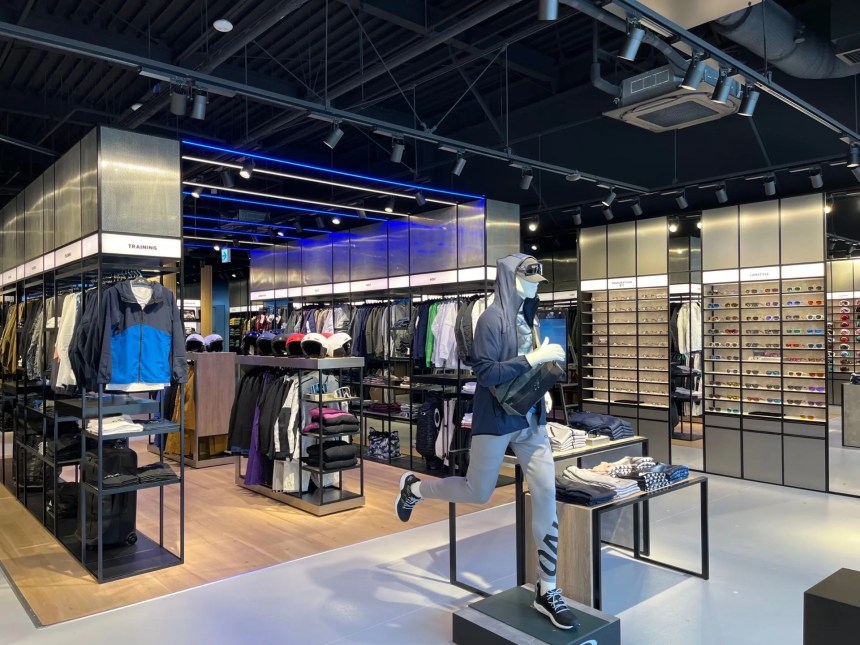 埼玉県深谷市ふかや花園のOakleyふかや花園店｜物販店の内装デザイン事例（株式会社ツープラスフォーデザイン）