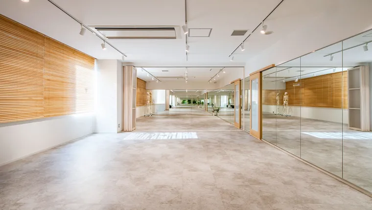Pilates KASANE 平塚店（平塚市・ピラティススタジオ）。鏡張りの壁と、広く空けたレッスンスペース。