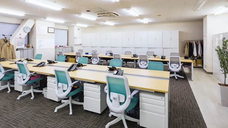 イオンモール羽生店 管理事務所（羽生市・管理事務所）。執務机と椅子、壁面収納を並べた管理事務所。床の色を場所ごとに分けています。