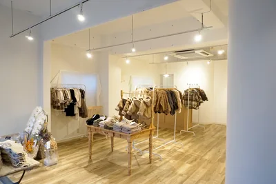 子供服店heureのハンガーラックと陳列テーブル
