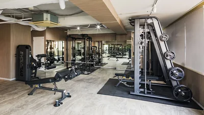BEYOND 大門・浜松町店のトレーニング機器と鏡のある空間