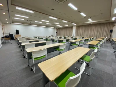技術技能講習センター株式会社の長机と椅子を並べた講習会場