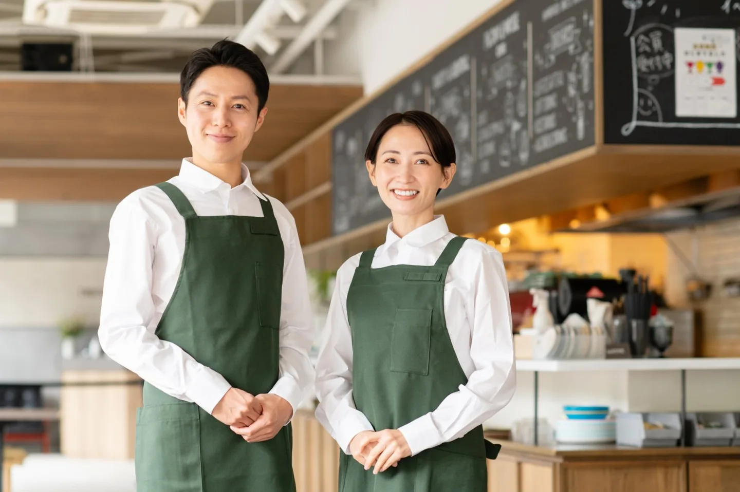 お店の内装を考えるエプロン姿の二人