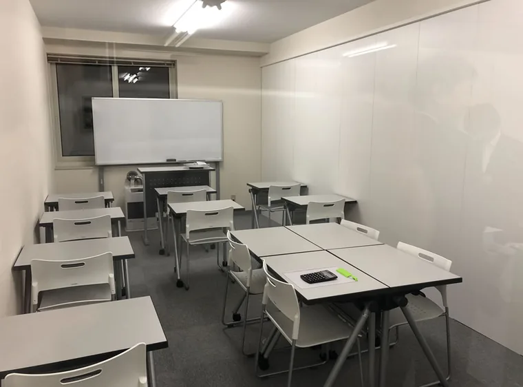 前方のホワイトボードに向けて学習机を置き、手前には机を寄せた席を設けています。